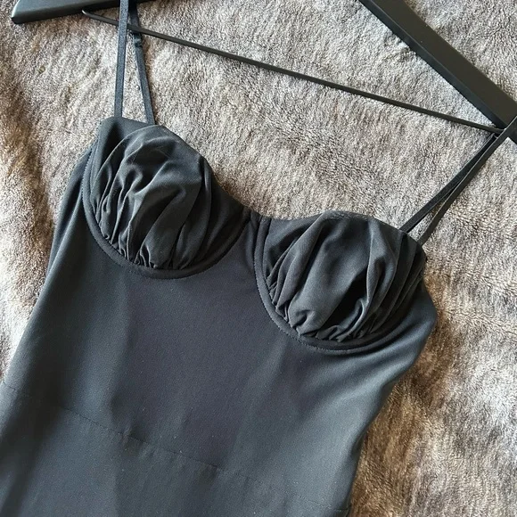 Elegant Black Evening Dress - Picture 5 of 8